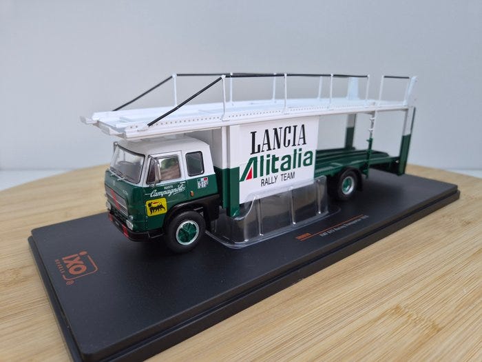 IXO 1:43 - Pienoismallirekka - Fiat 673 Rally/Racing Transporter