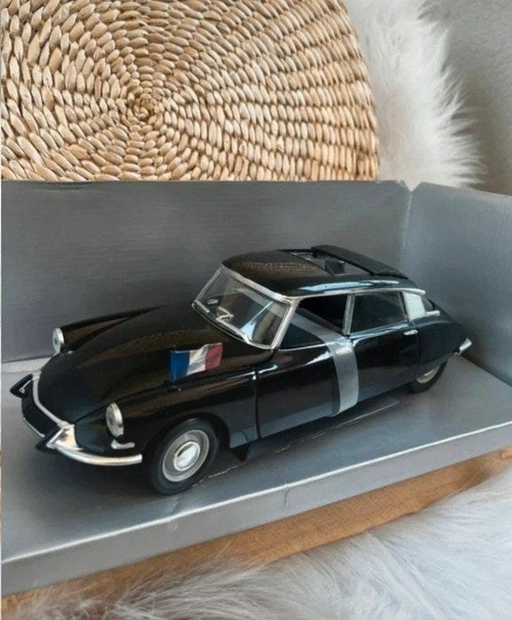 Solido 1:18 - Pienoismalliauto - Citroën DS Presidencia con bande
