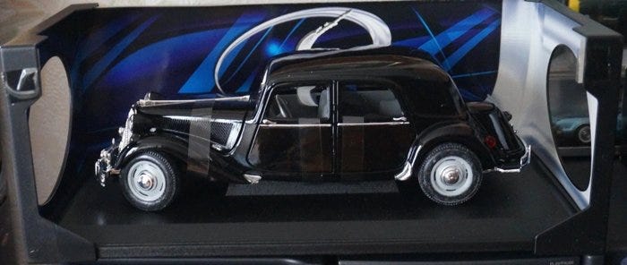 Maisto 1:18 - Pienoismalliauto - Citroen 15CV 6 Cyl (1952)