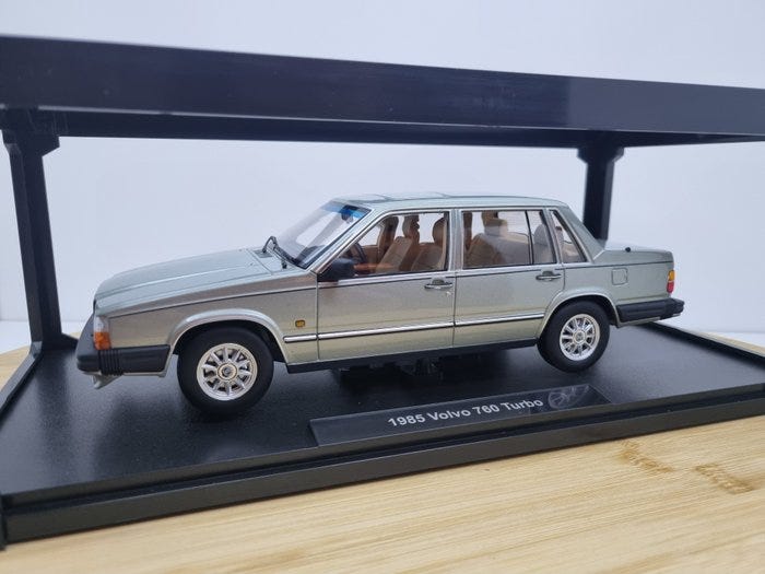 Triple 9 1:18 - Pienoismalliauto - Volvo 760 Turbo (1985) Lichtgr