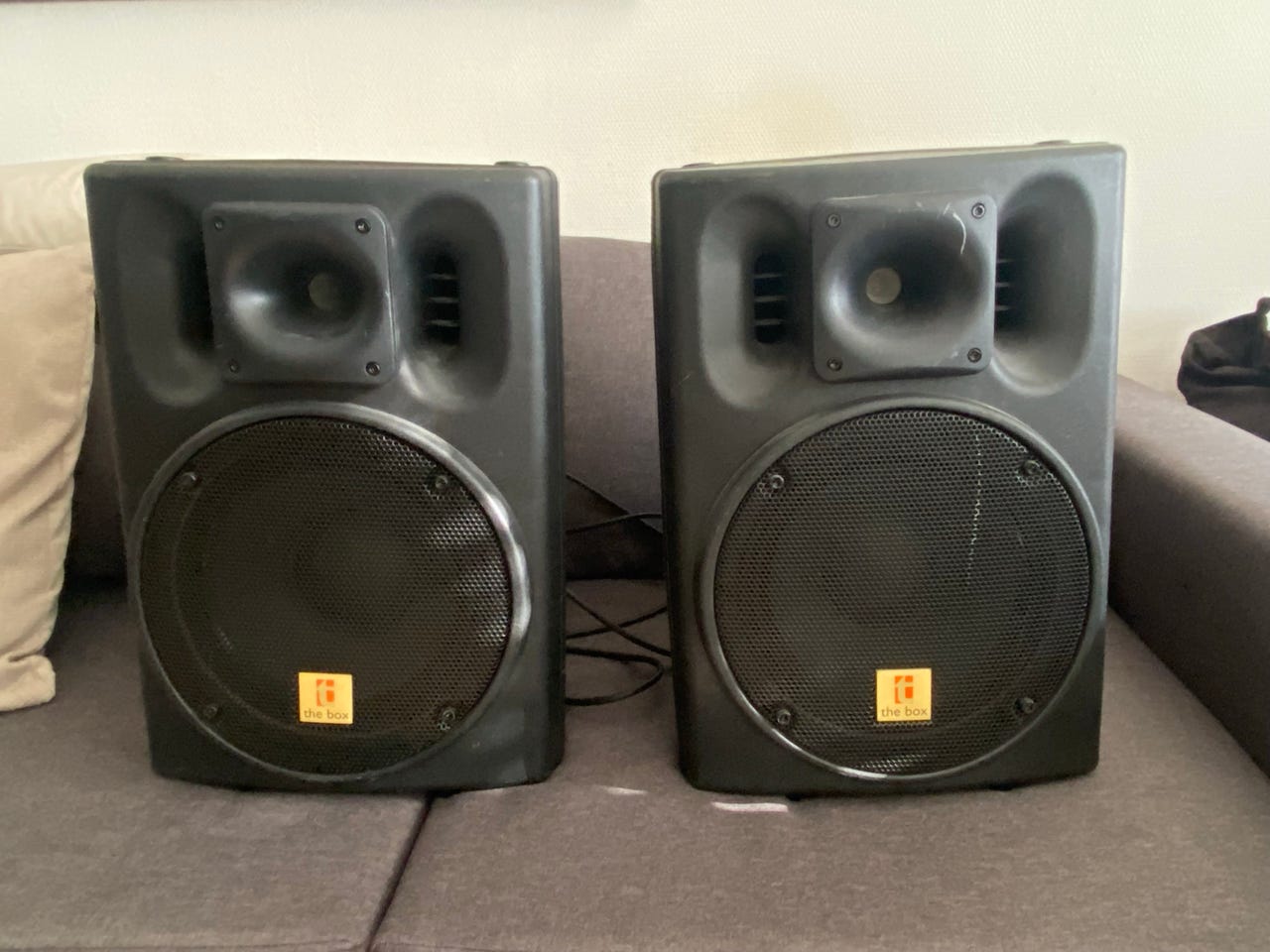 The box PA110- kaiutin + jalusta + input- piuhat 2kpl
