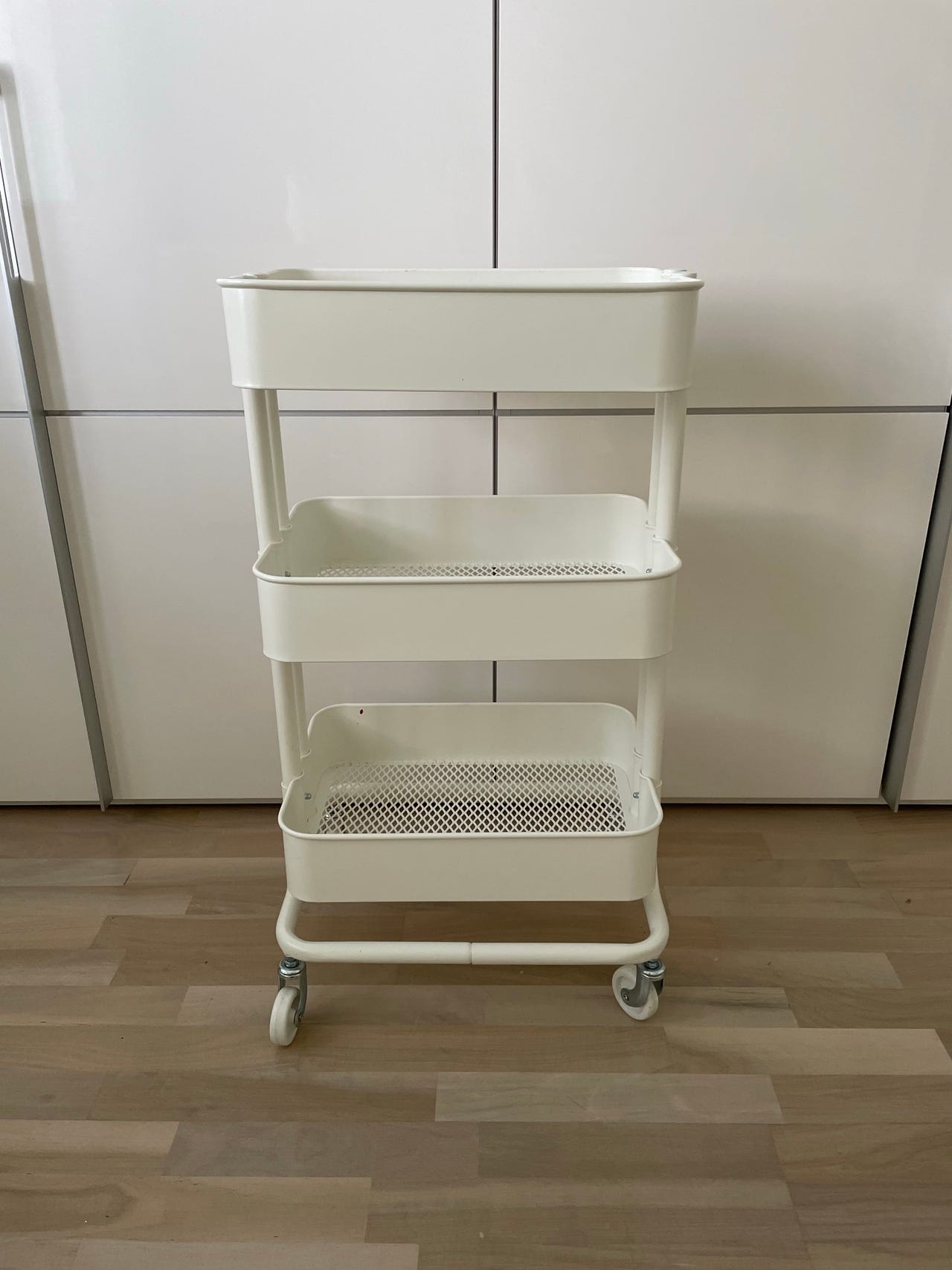 Valkoinen Ikea råskog -kärry