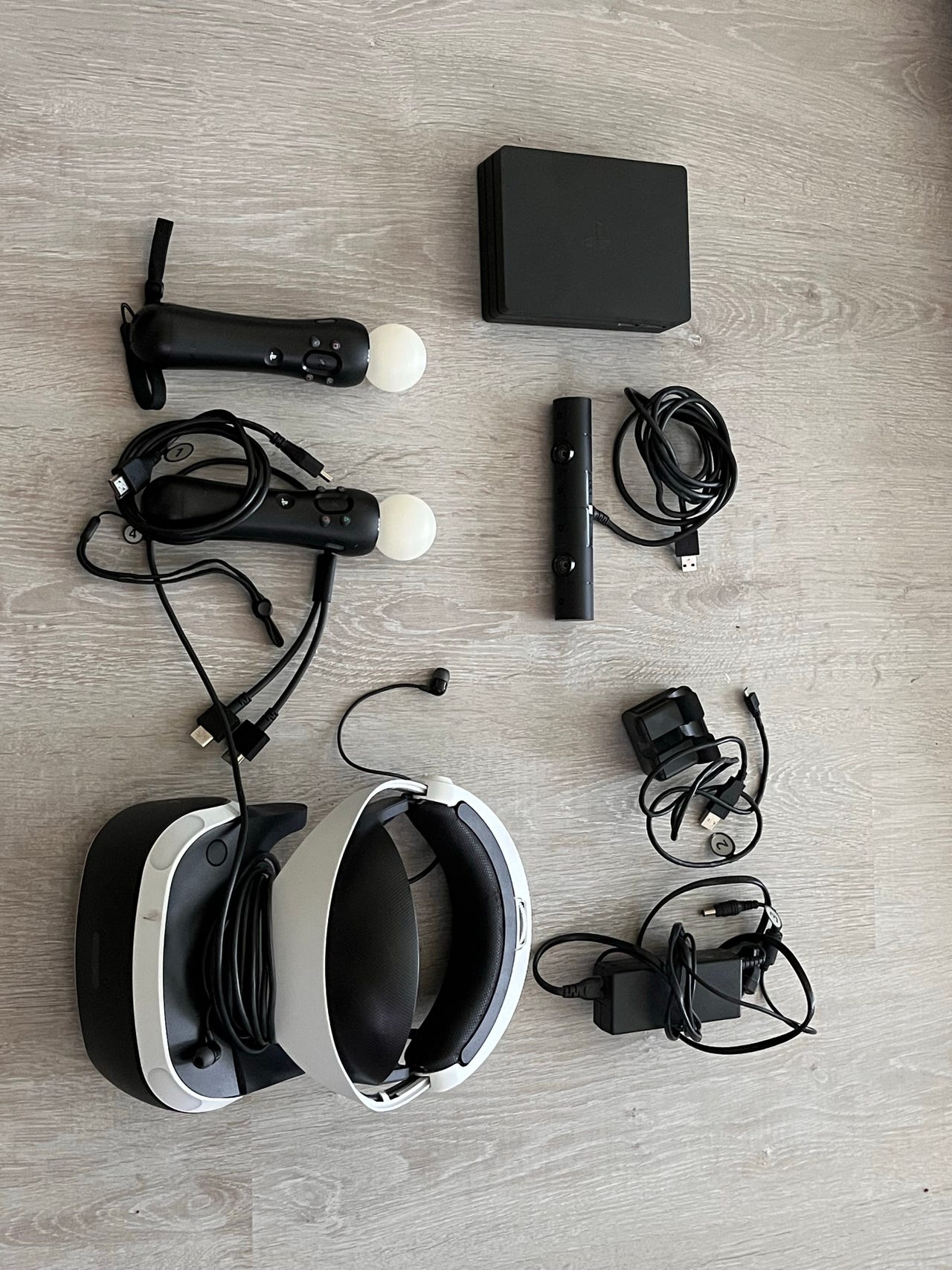 Sony PlayStation VR -lasit ja Move-ohjaimet PS4
