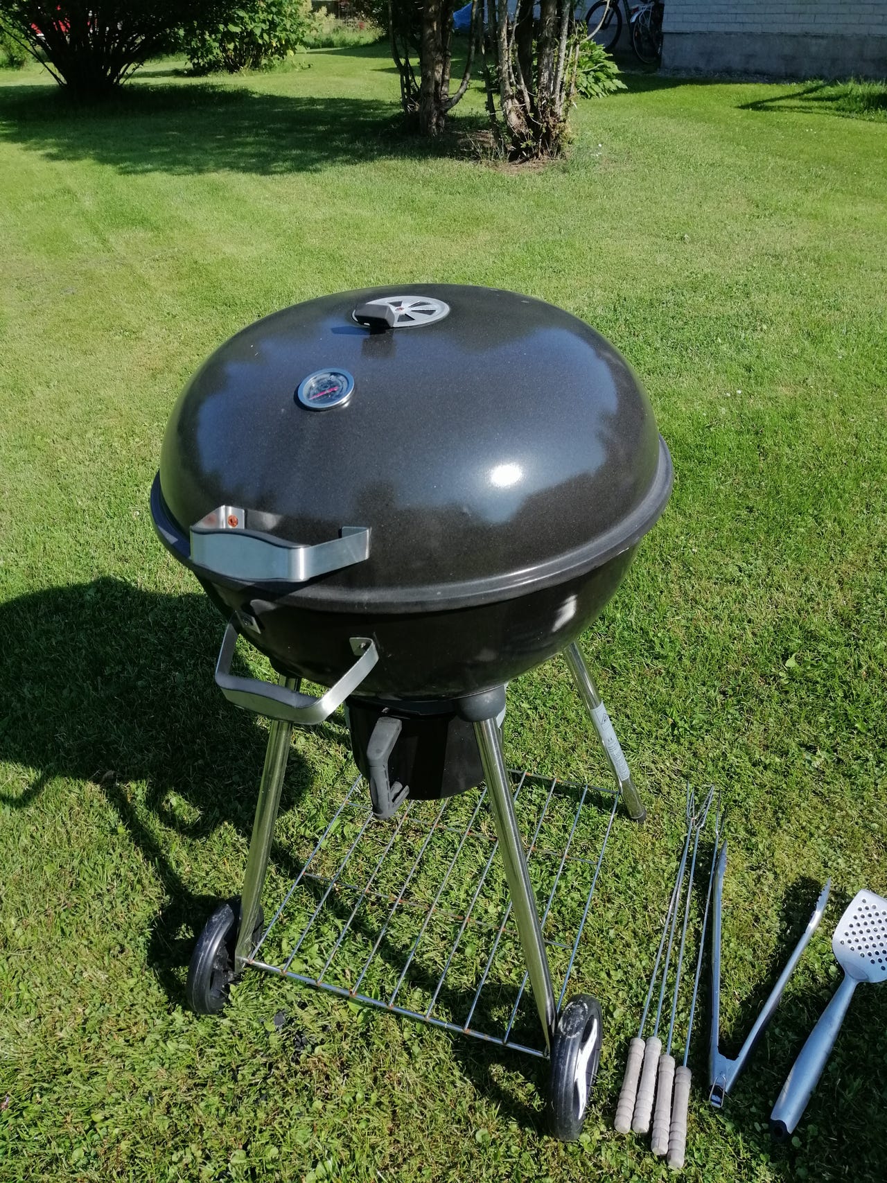 Hiiligrilli lämpömittarilla
