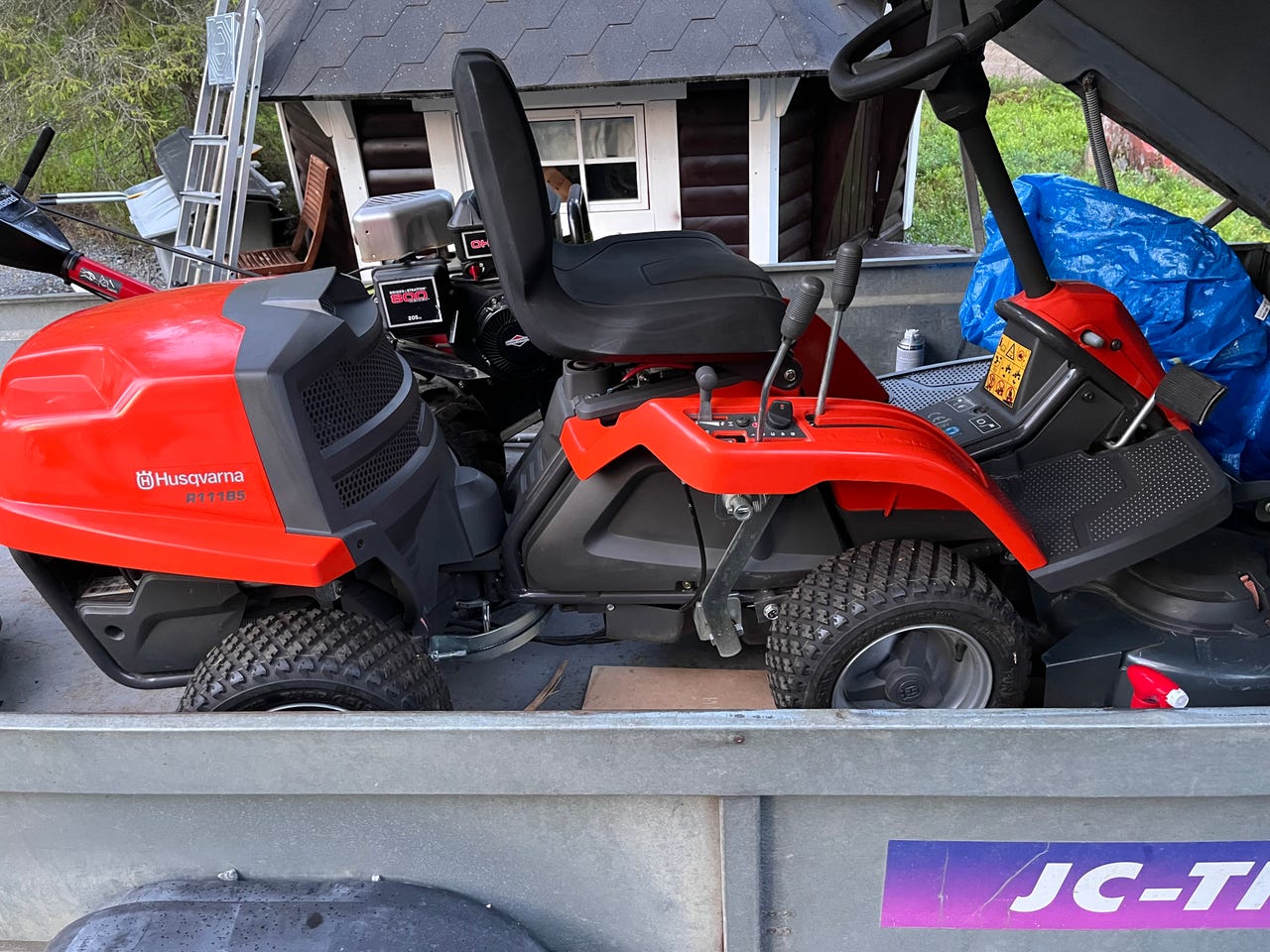 Päältä ajettava Husqvarna R111B5