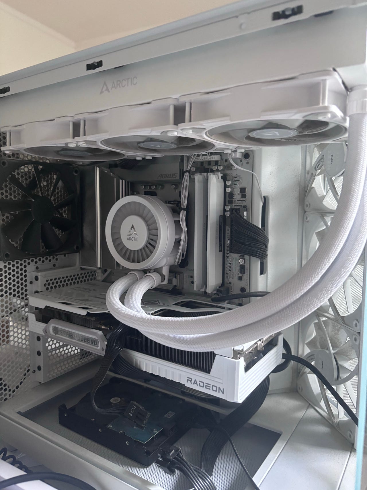 Pelikone - RX 9060 XT, Ryzen 7, 32GB ram