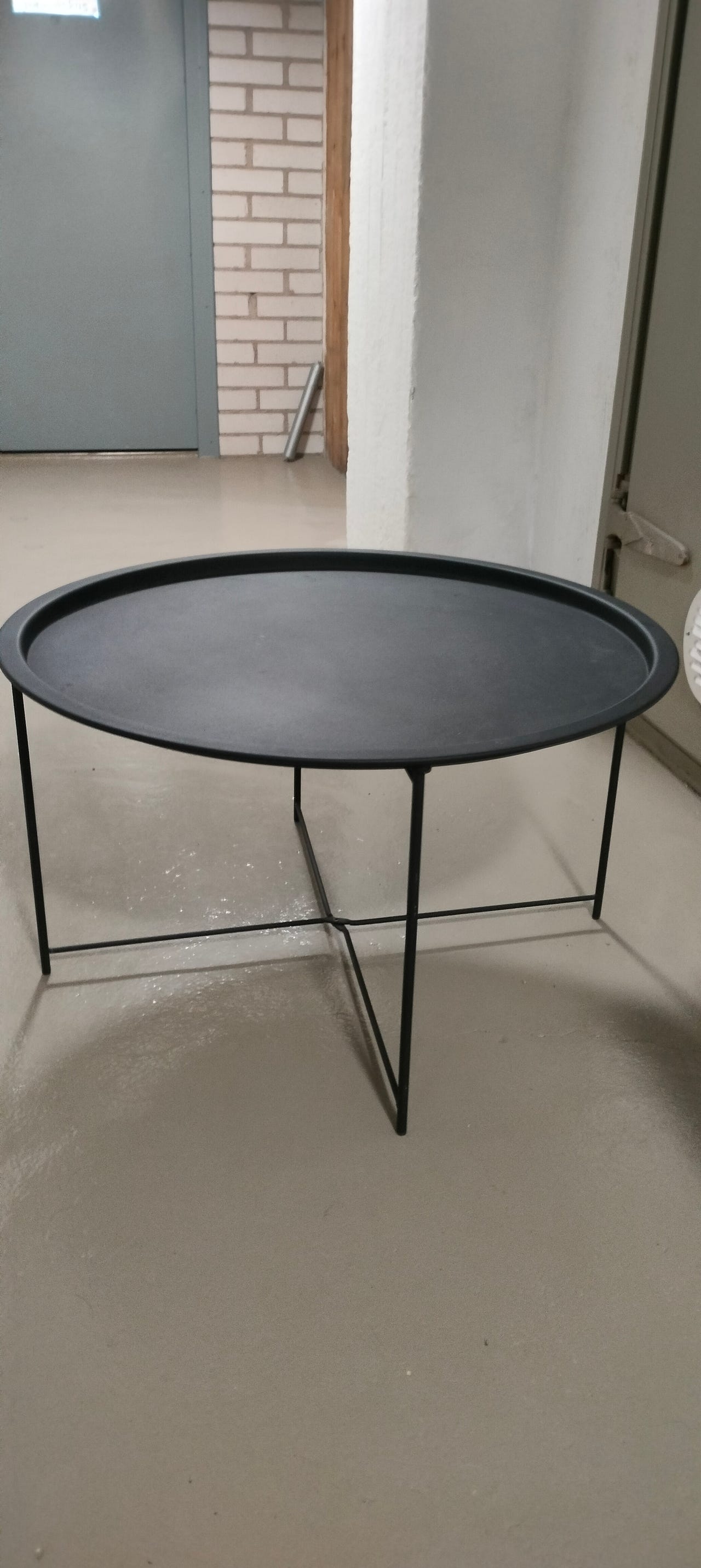 Metallinen sohvapöytä