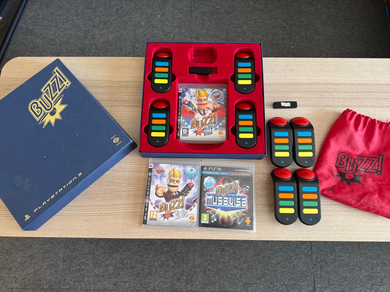 VARATTU: PS3 Buzz! ohjaimet 8 kpl ja peli 3 kpl
