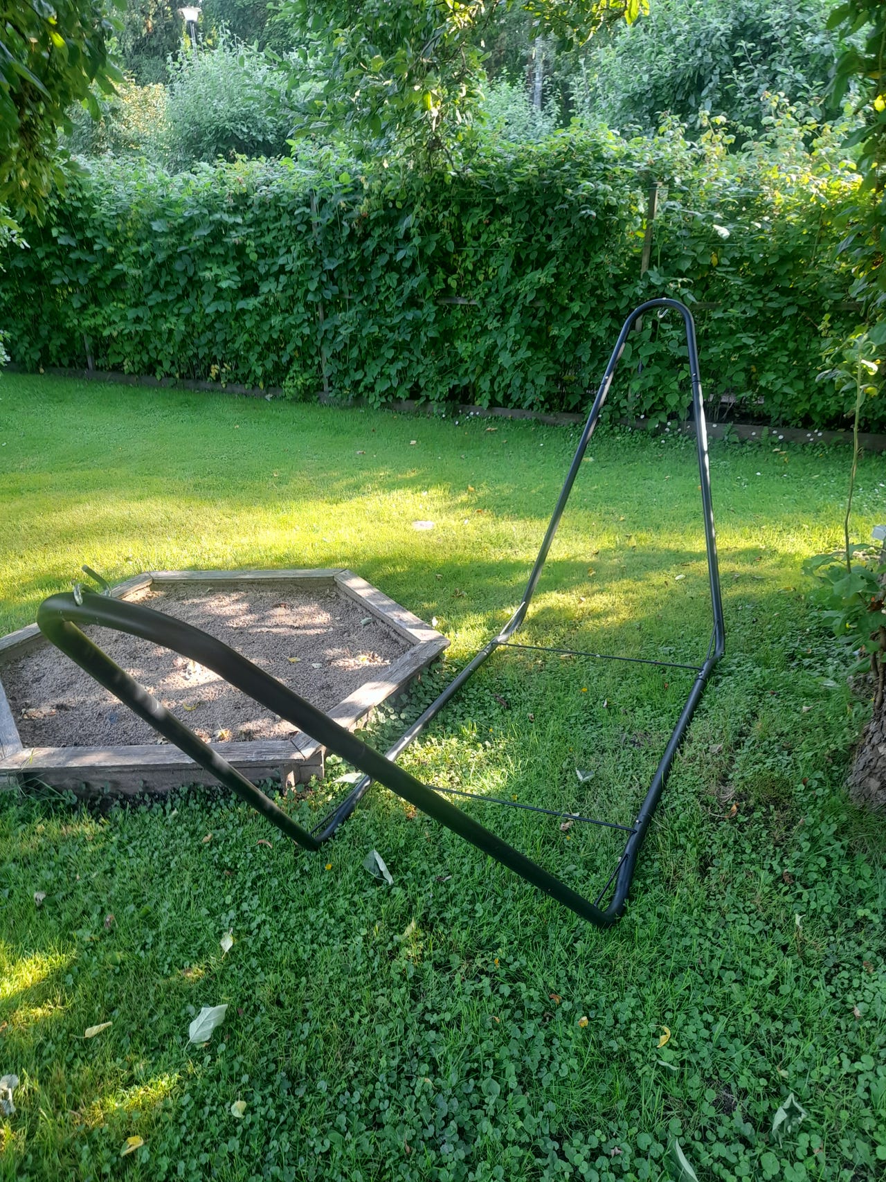 Metallinen riippukeinun runko musta