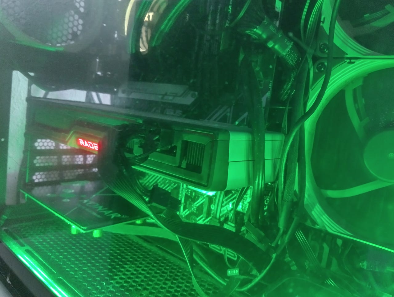 AMD Radeon RX 6700 XT näytönohjain