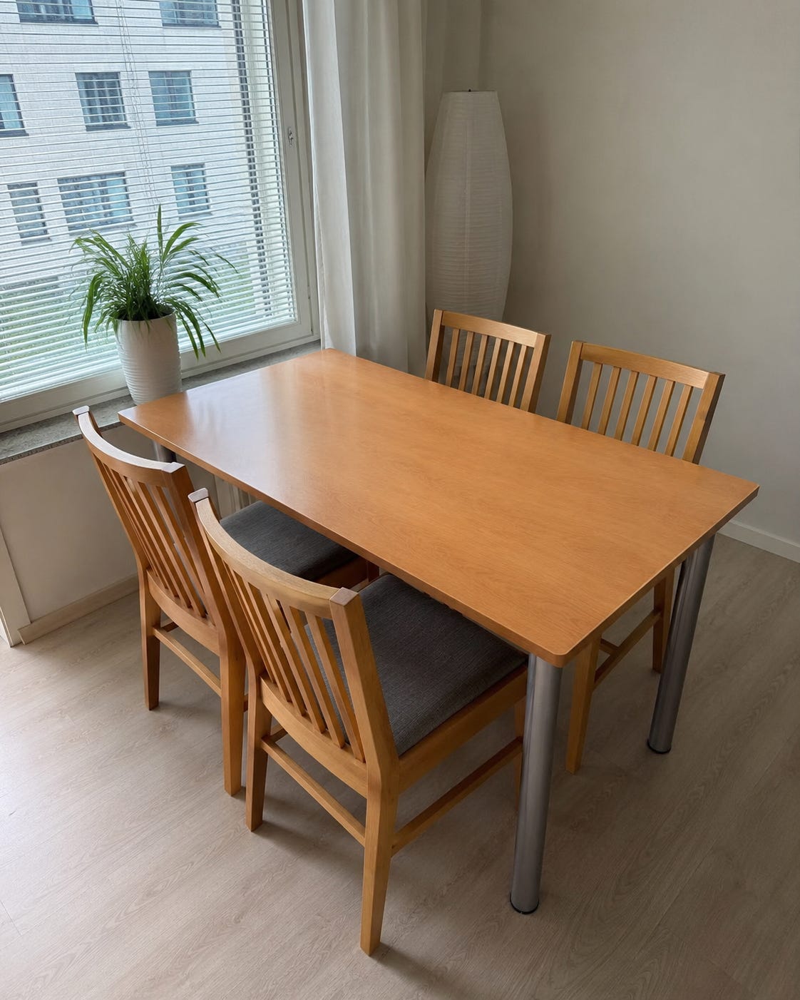 IKEA Norrnas 4 kpl tuoleja ja ruokapöytä