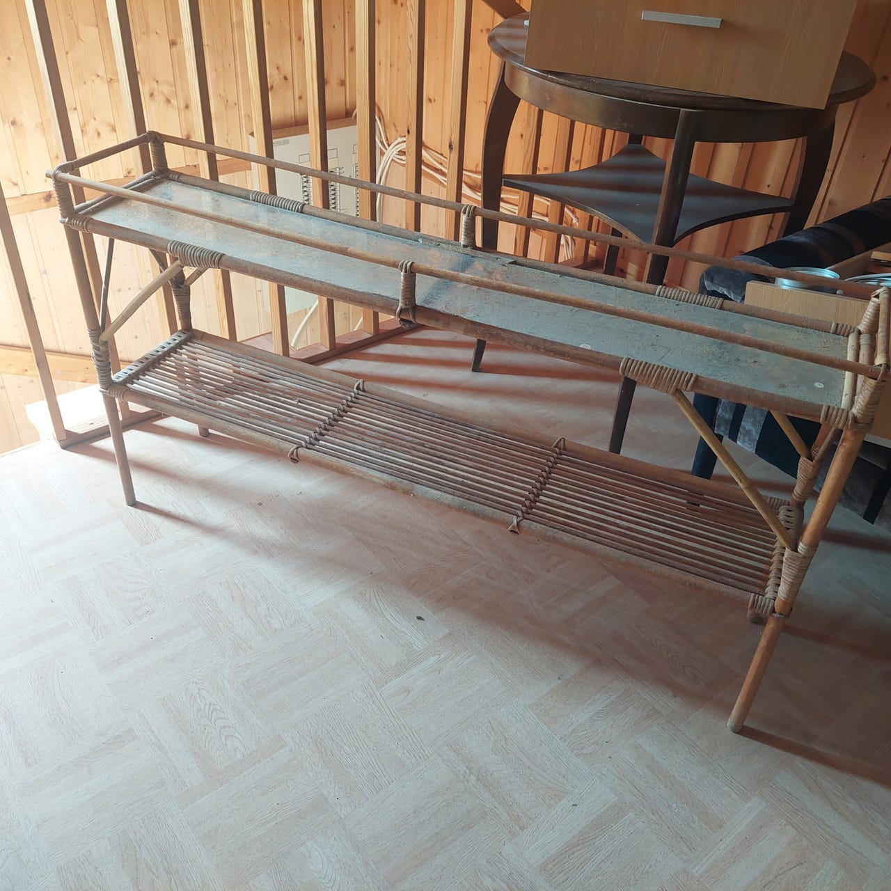 Vanha rottinkinen kukkapöytä