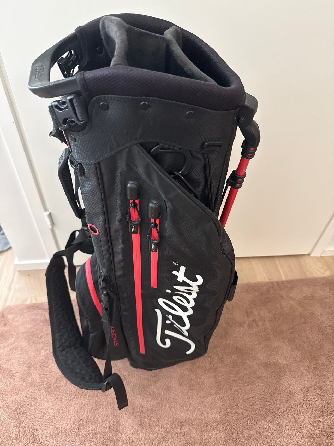 Titleist golfbägi jalustalla musta/punainen