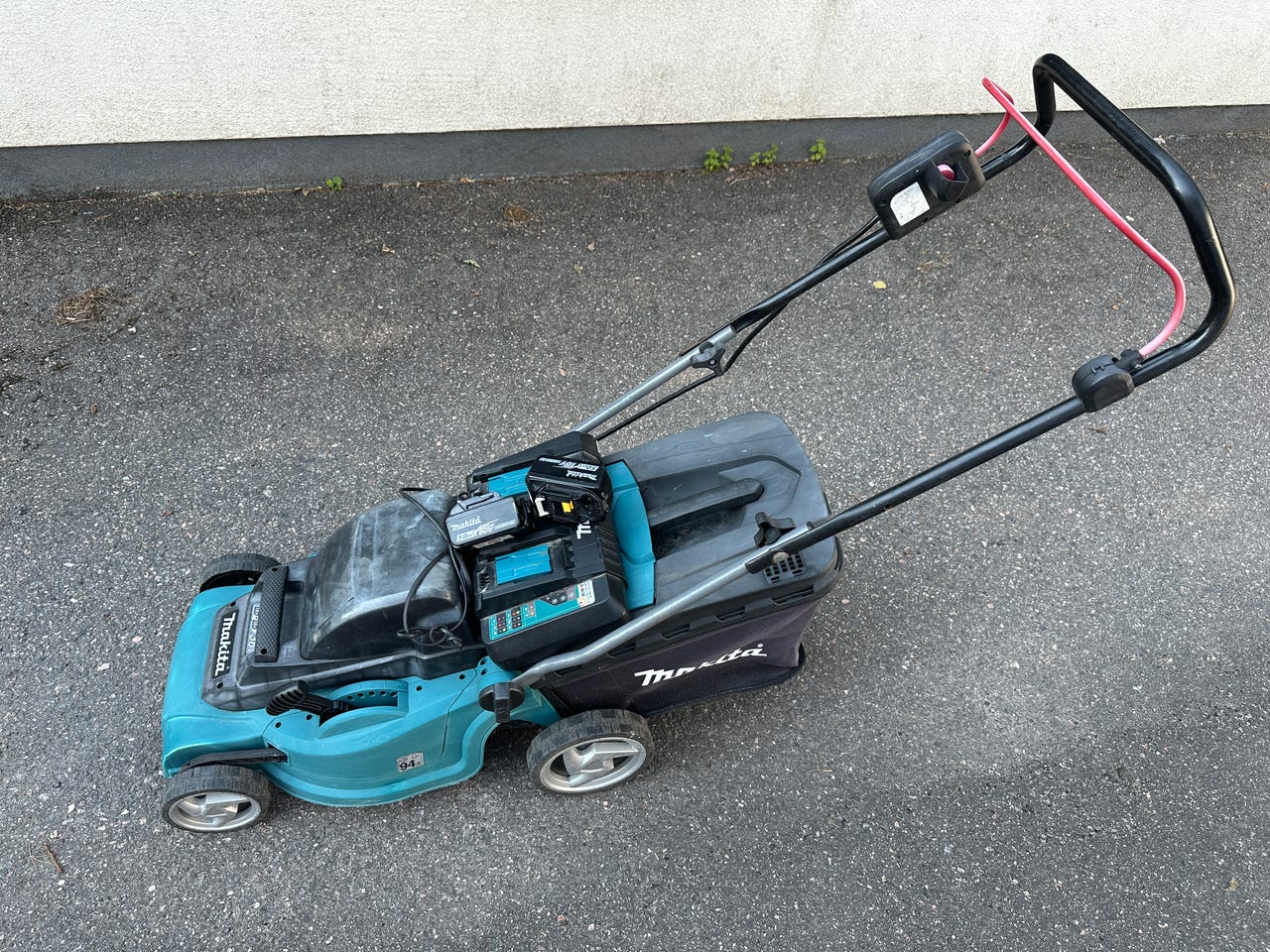 Makita akkuruohonleikkuri 2x5Ah akut, tuplalaturi