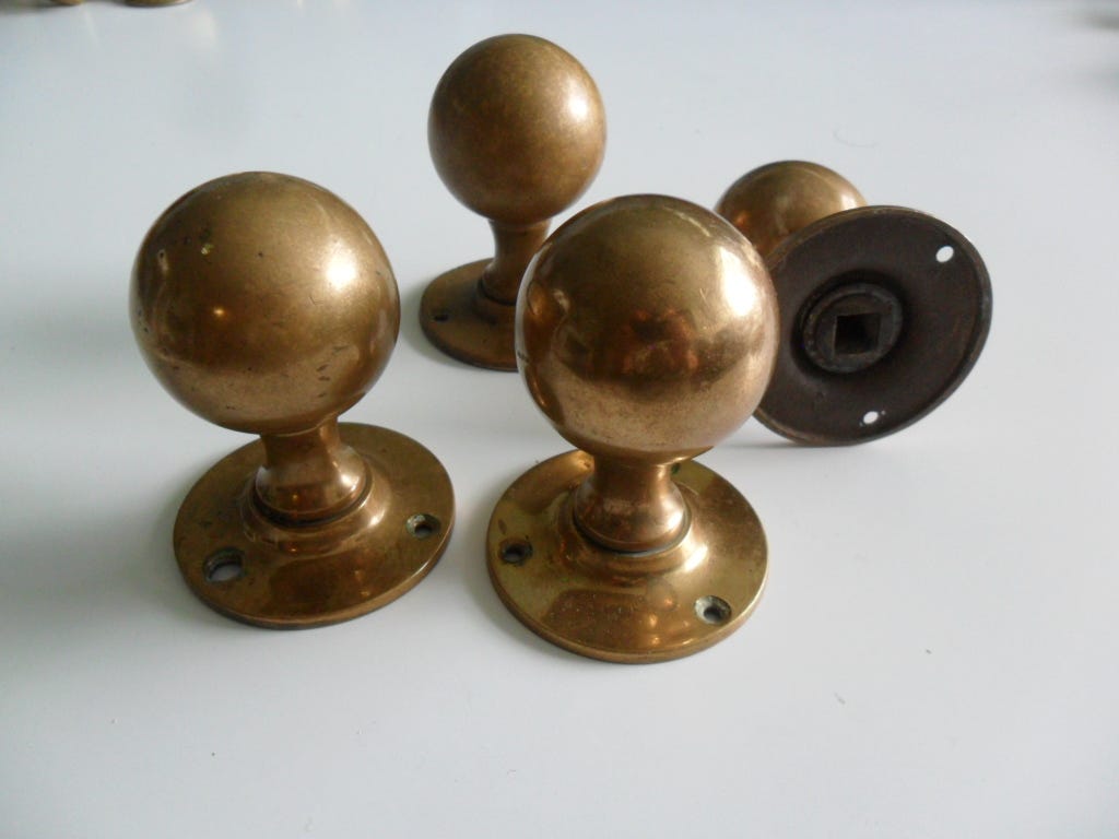 Vanhat umpimessinkiset pallonupit / ovenkahvat, 4 kpl