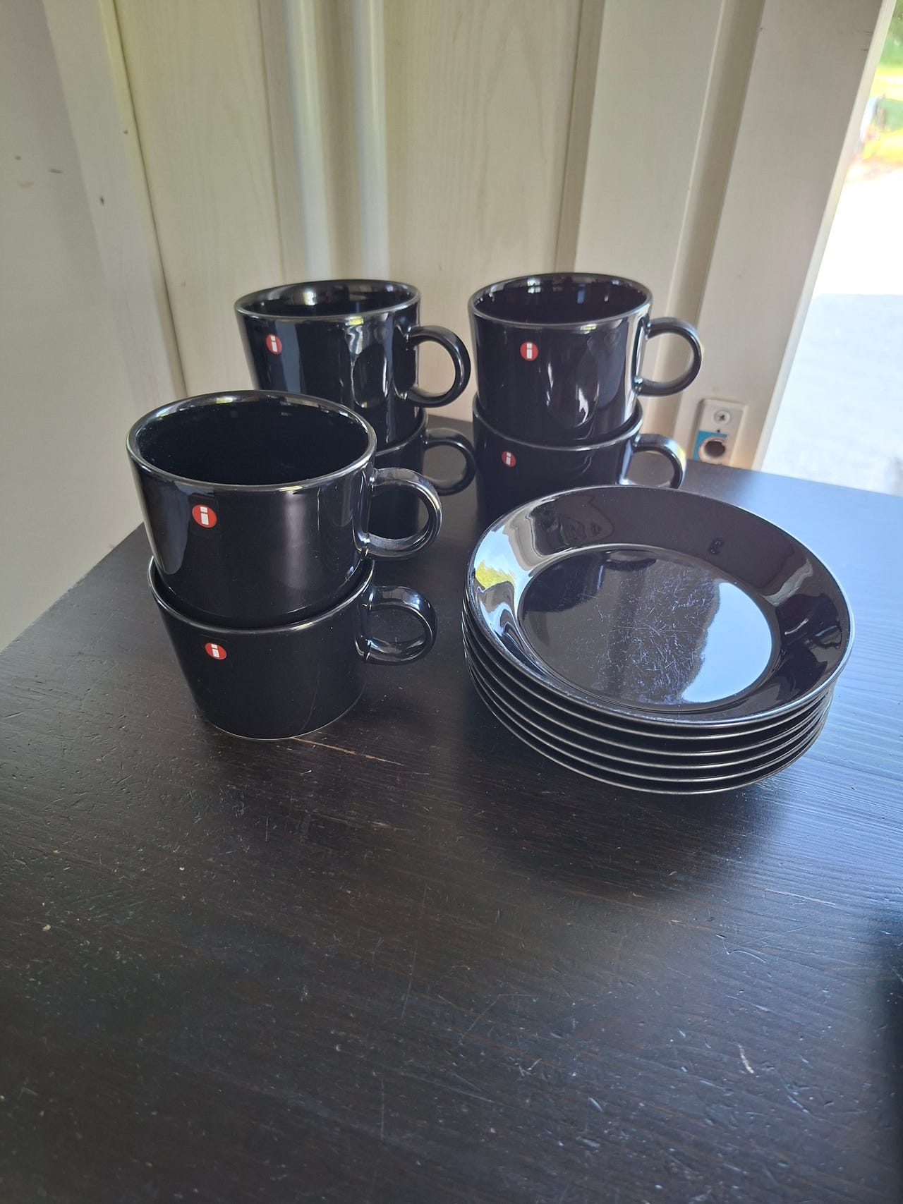 Iittala Teema mustat mukit ja lautaset