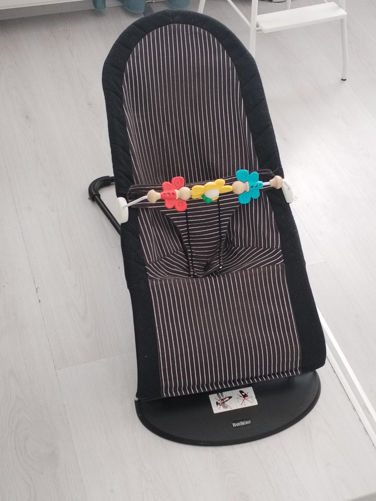 BabyBjörn sitteri lelukaarella
