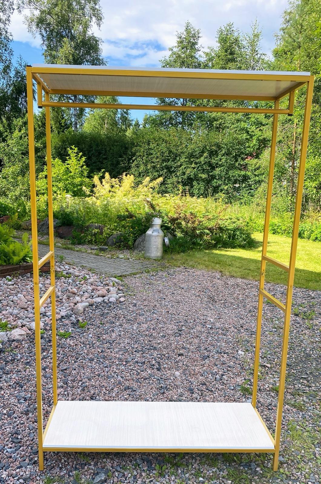 Metallinen kultainen vaateteline
