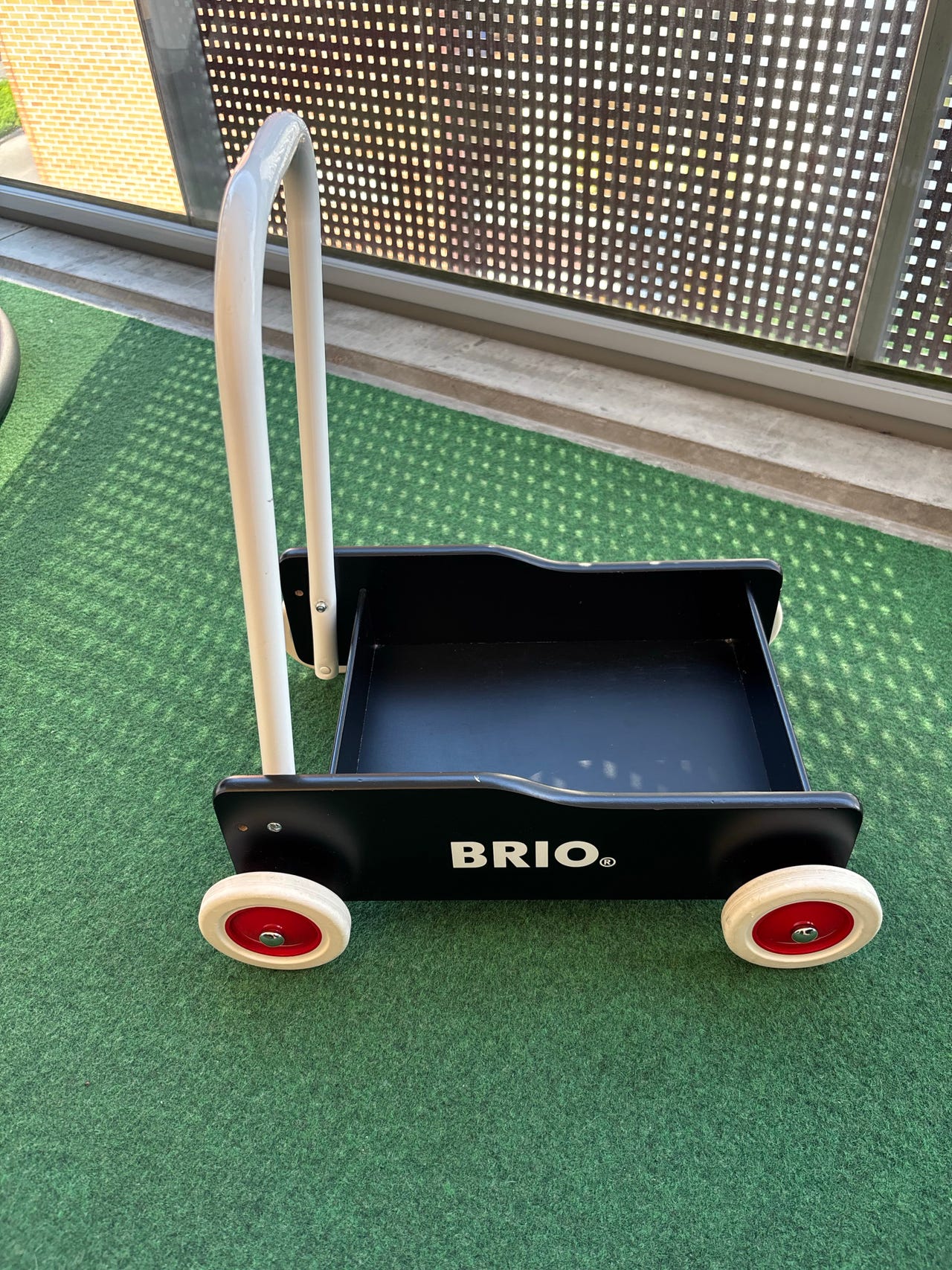 BRIO musta taaperokärry