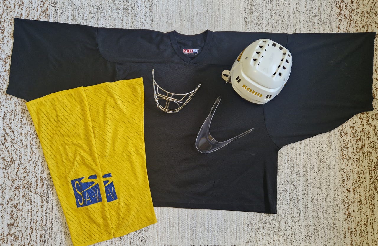 Sekalainen setti maalivahdin varusteita