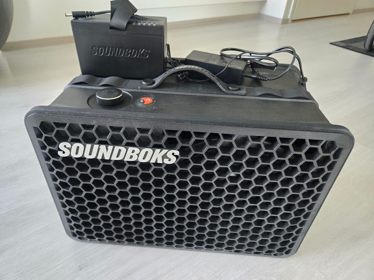 Soundboks go kahdella akulla