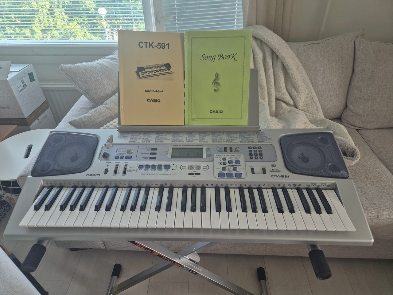 Casio CTK-591 kosketinsoitin nuottitelineellä