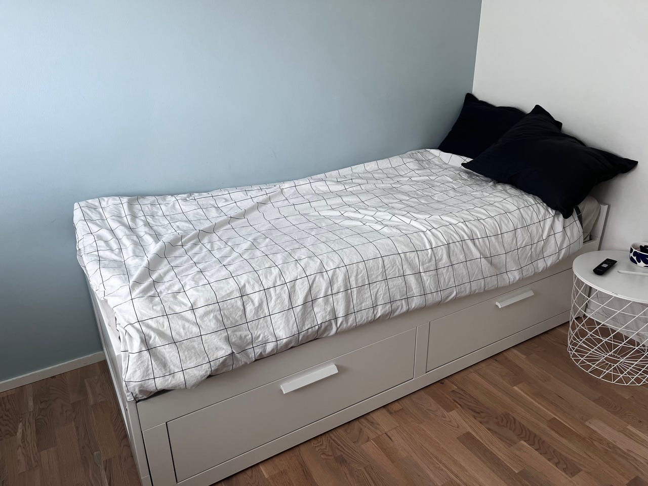 80x200cm IKEA levitettävä sänky säilytyslaatikoilla valkoinen