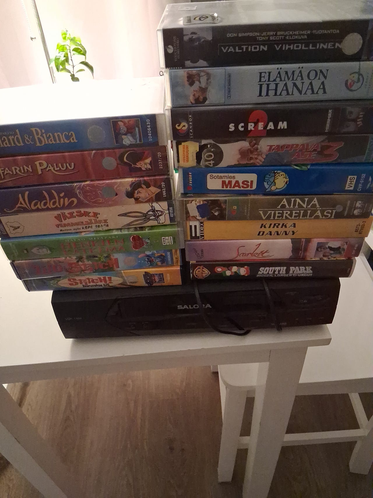 salora vhs soitin ja kassuja