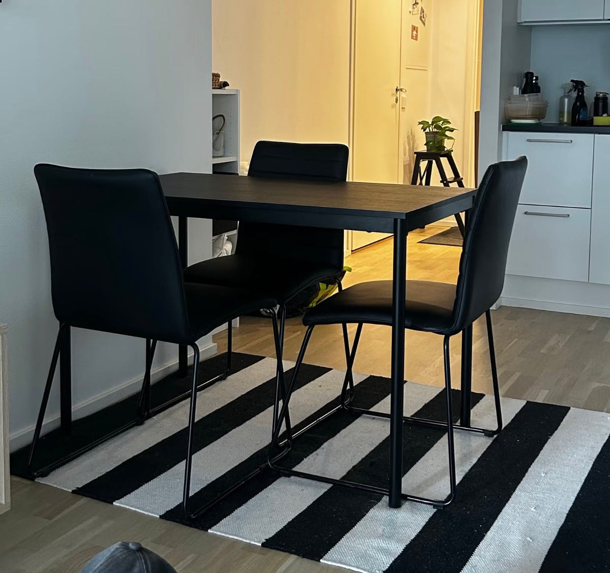 Ruokapöytä ja tuolit