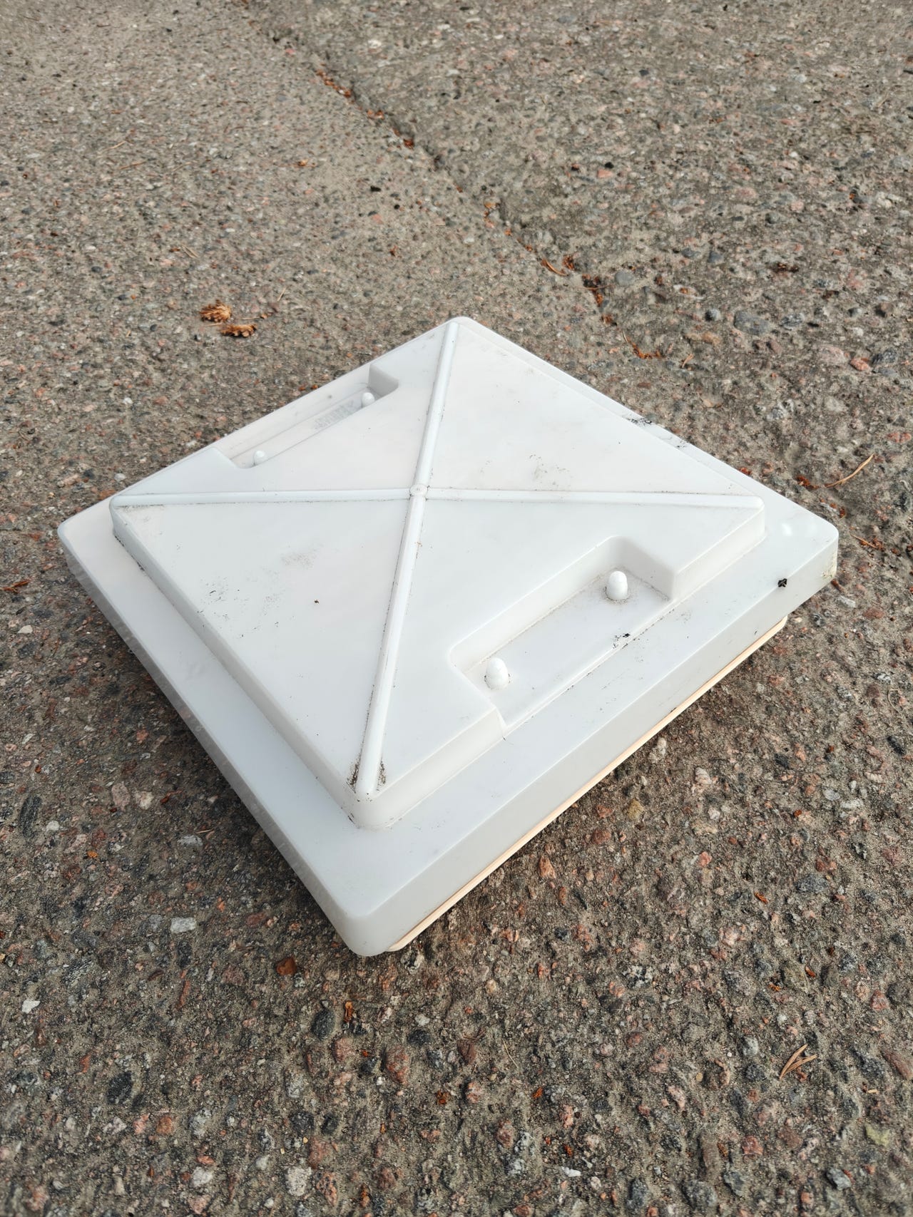 Asuntovaunun kattoluukku 28 cm x 28 cm