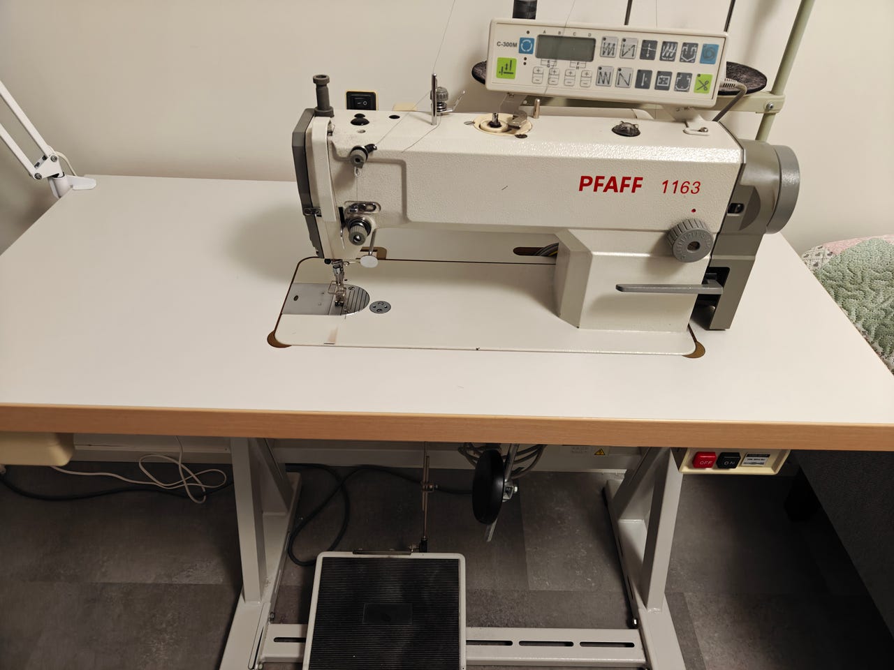 Pfaff 1163 teollinen ompelukone pöydällä