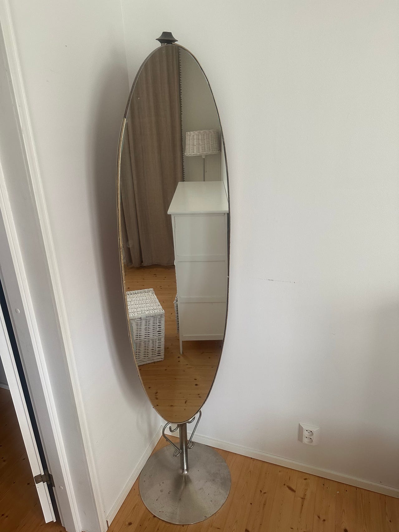 Soikea jalallinen peili