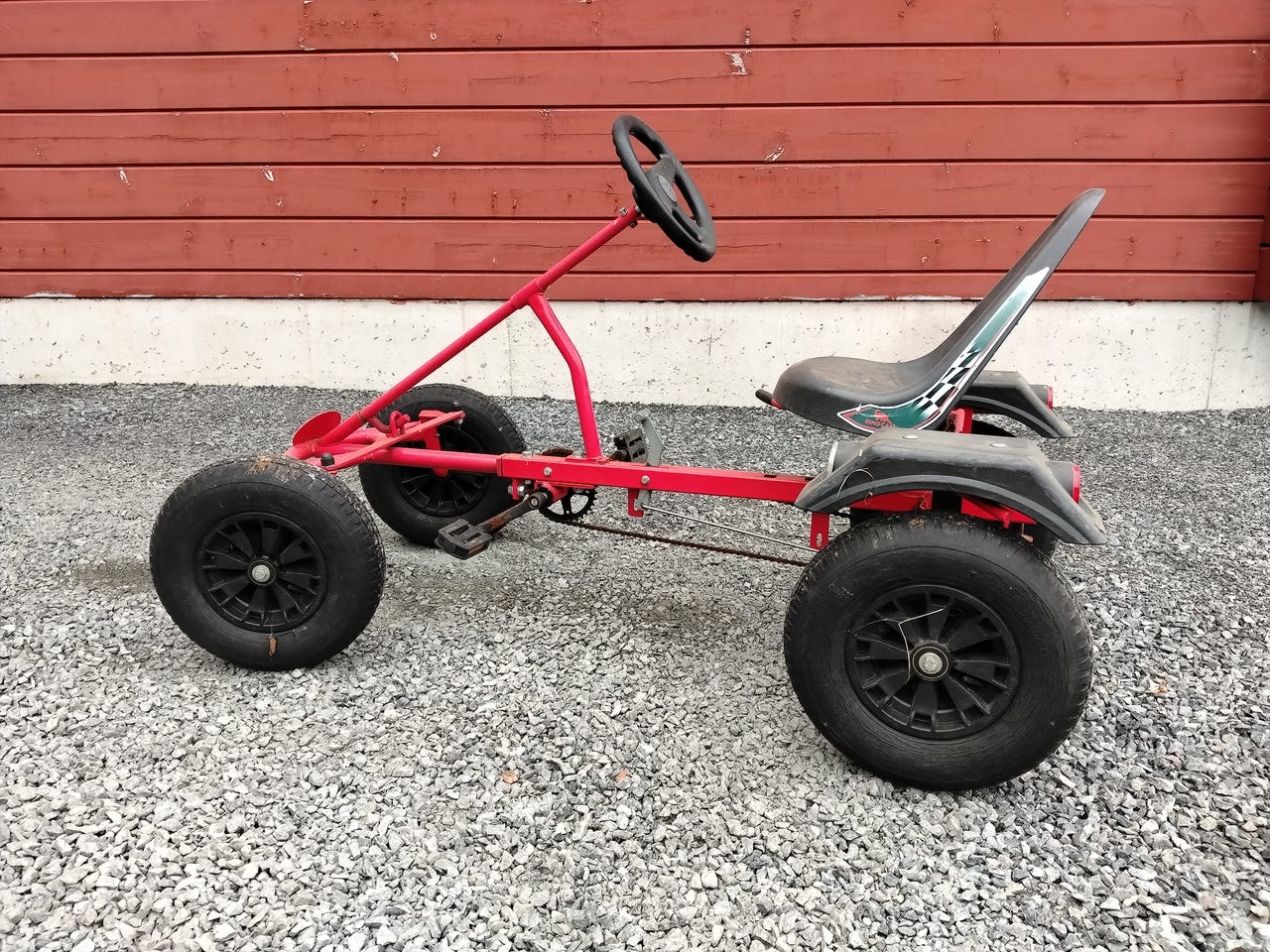 Punainen polkuauto poljettava nelipyörä