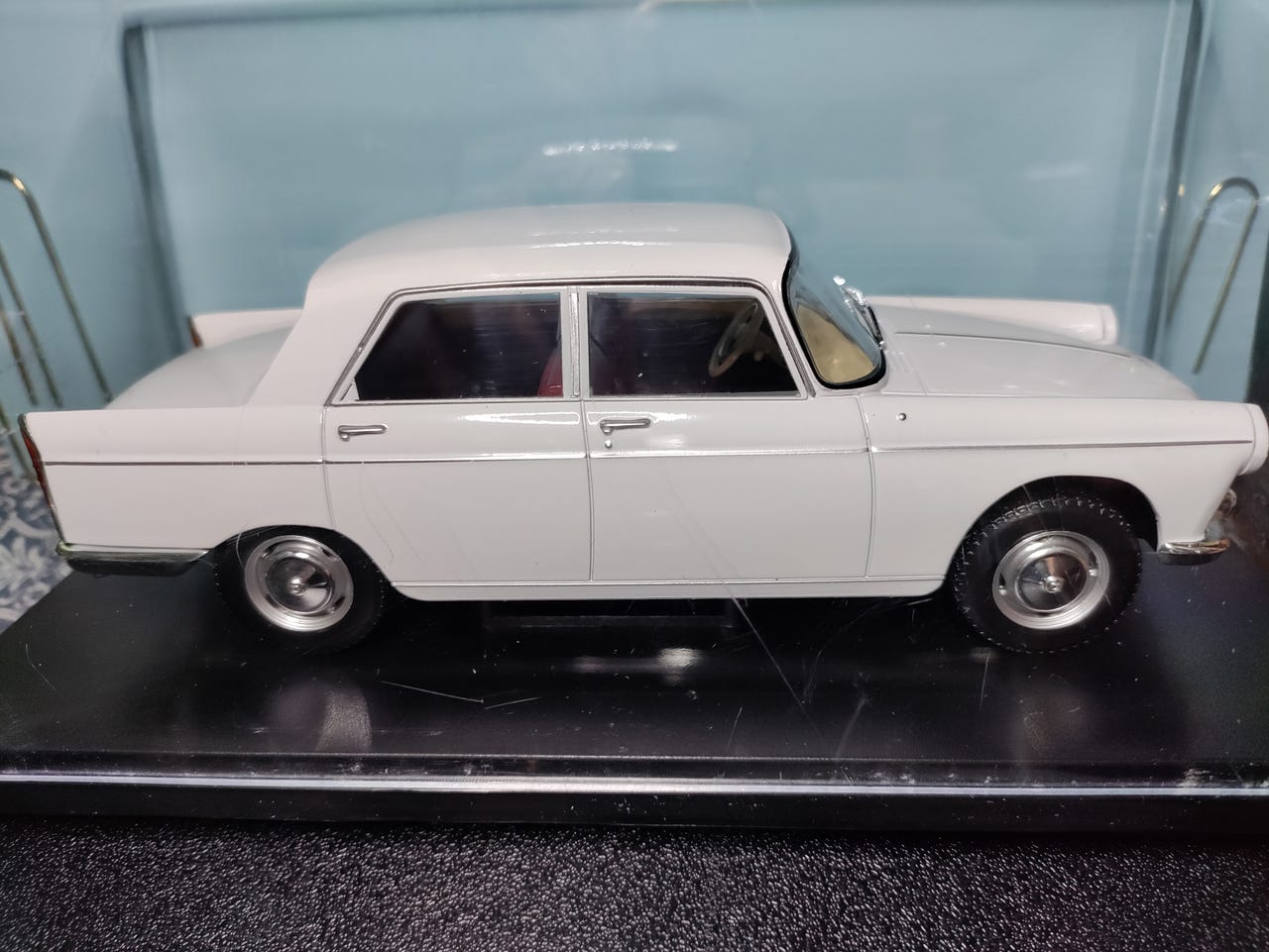 Peugeot 404 pienoismalli vitriinissä