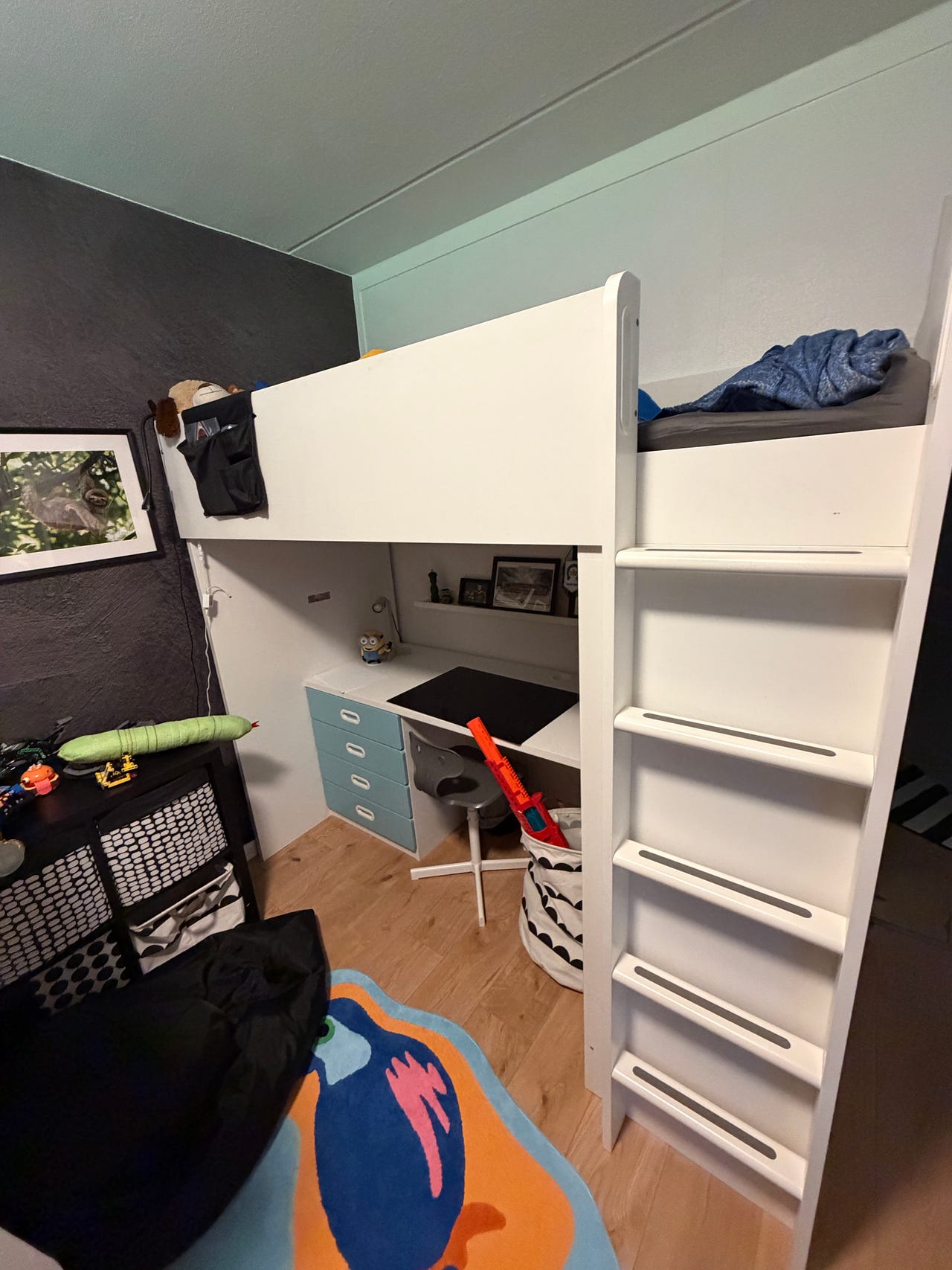 IKEA parvisänky työpöydällä ja hyllyillä