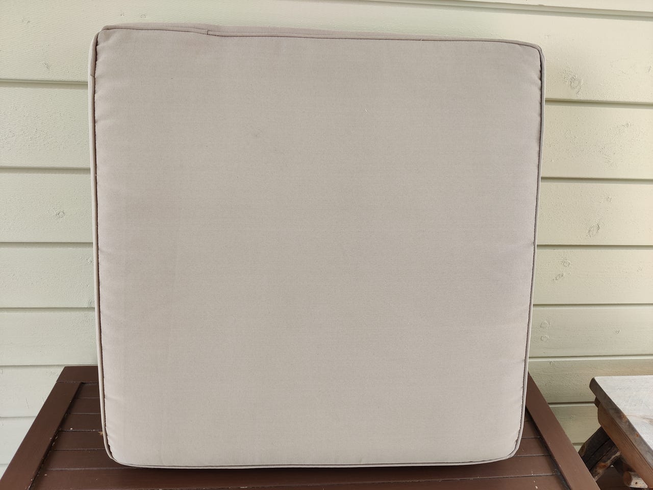 Puutarhakalusteen (rahi) beesin värinen istuintyyny vetoketjulla