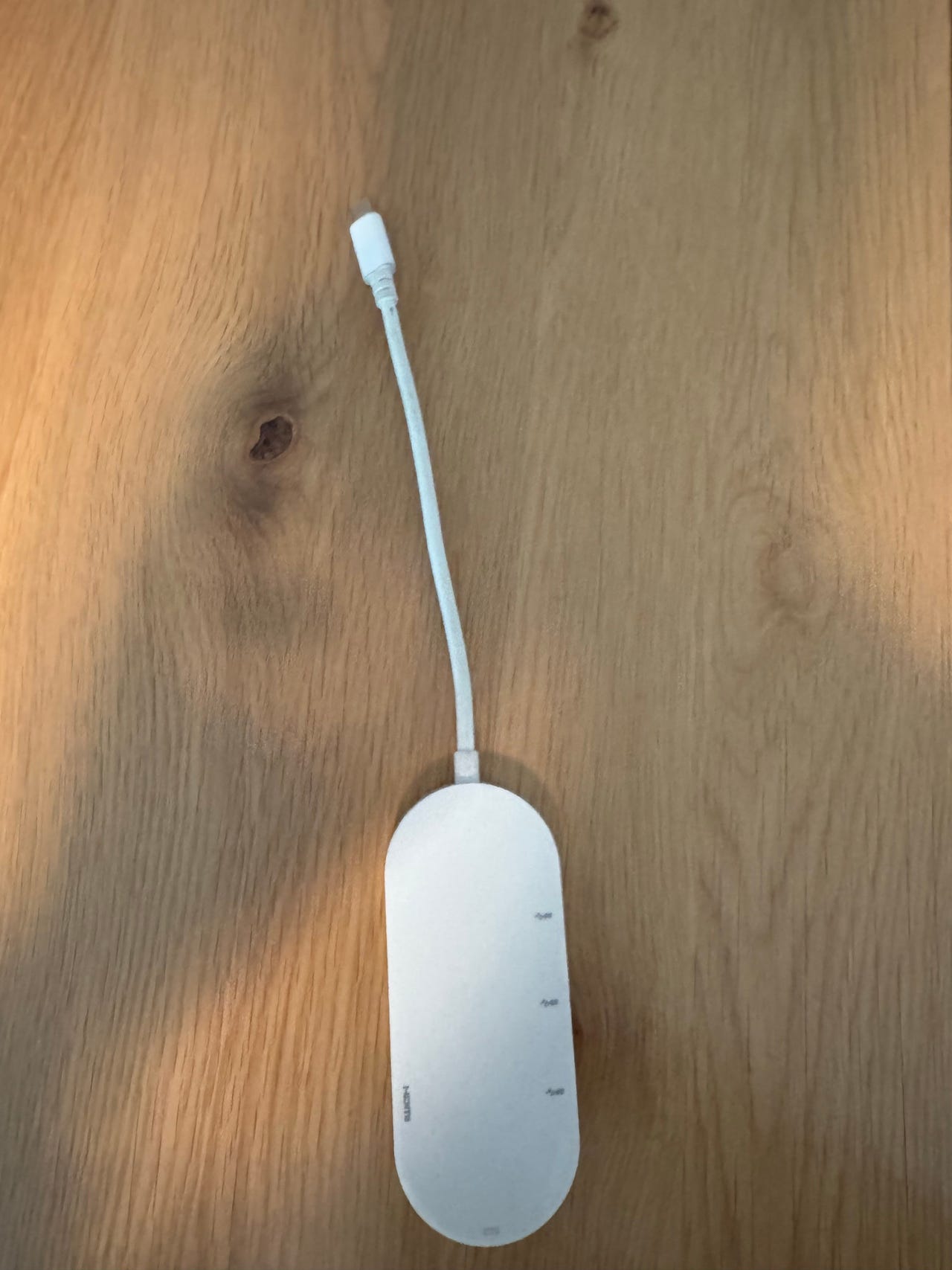 Valkoinen USB-C dongle