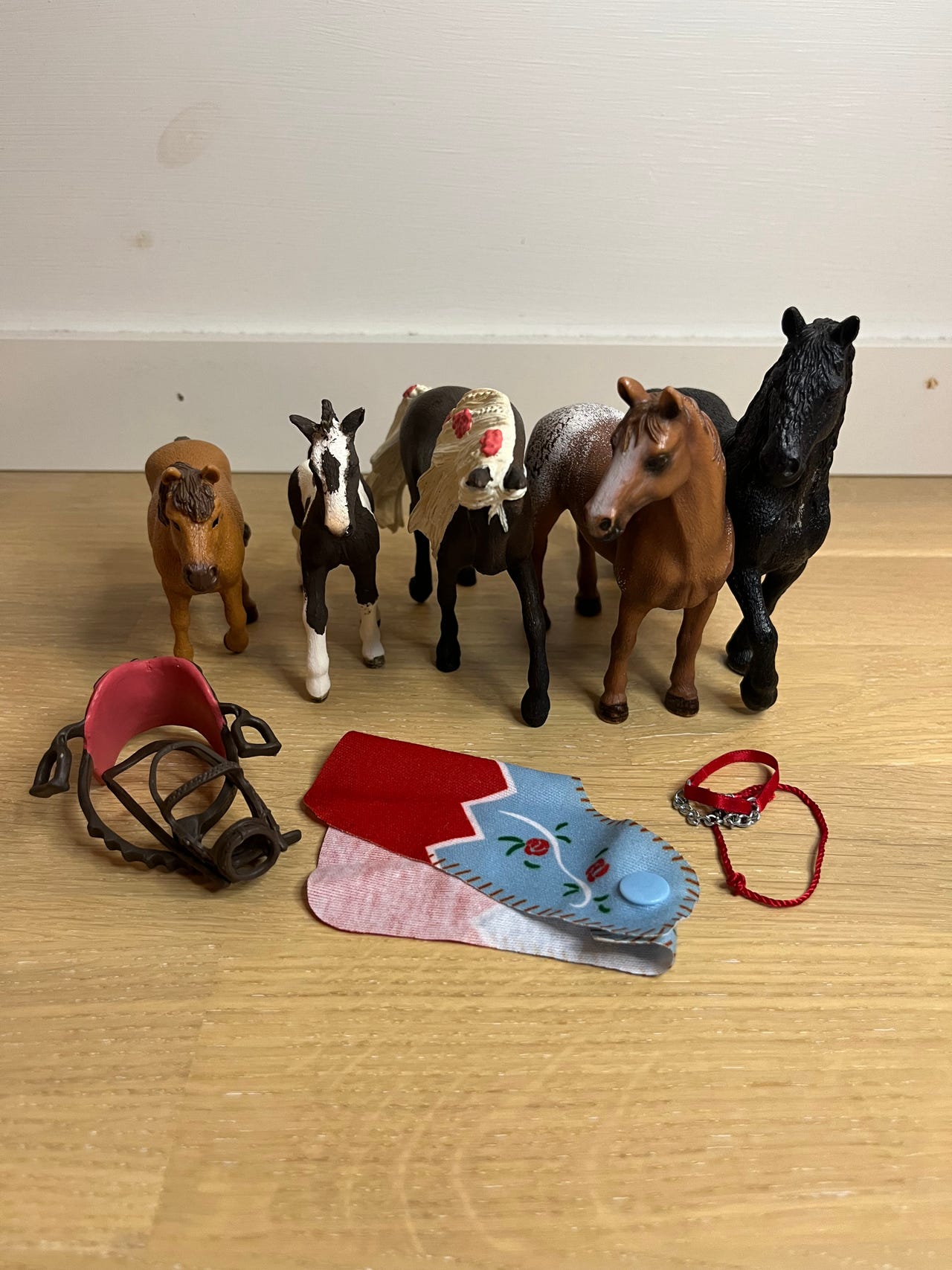 Schleich hevoset ja varusteet (varsaa on maalattu)