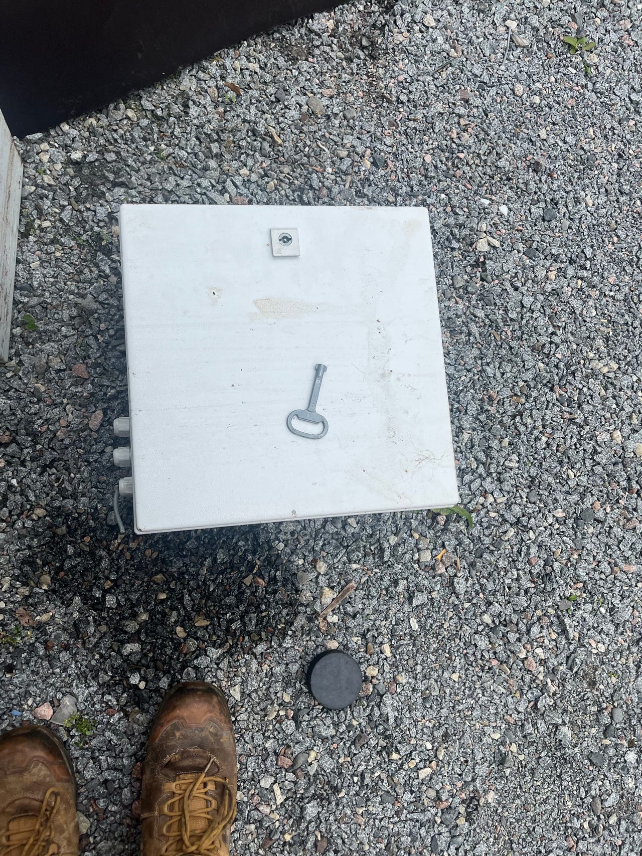 Sähkökeskus metallinen lukolla