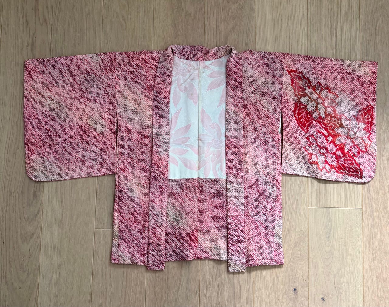 Kiinalainen kimono, vaate tai seinäkoriste
