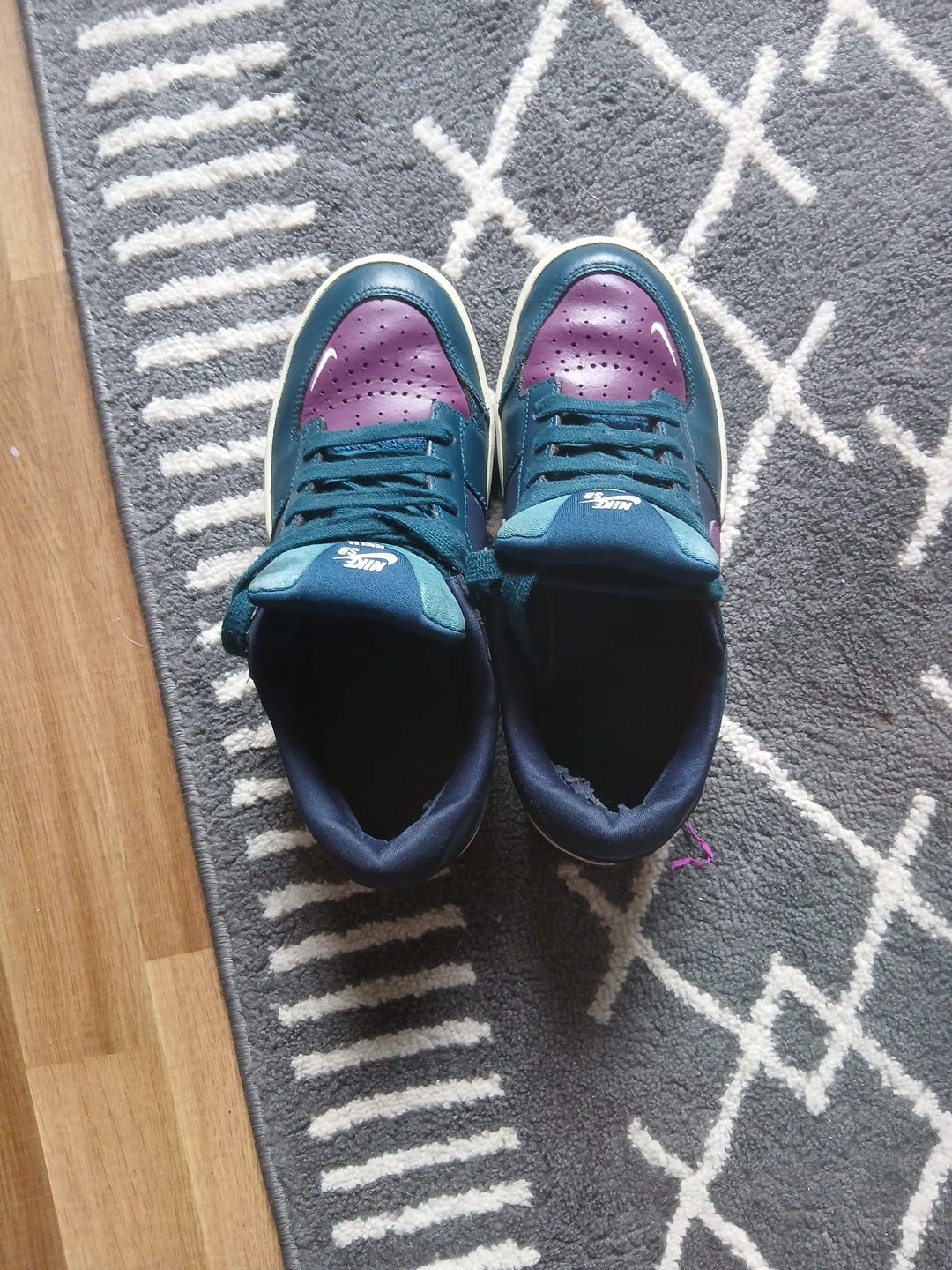 Myydaan nike sb dunk jossa tulee mukana kenkä boksi.