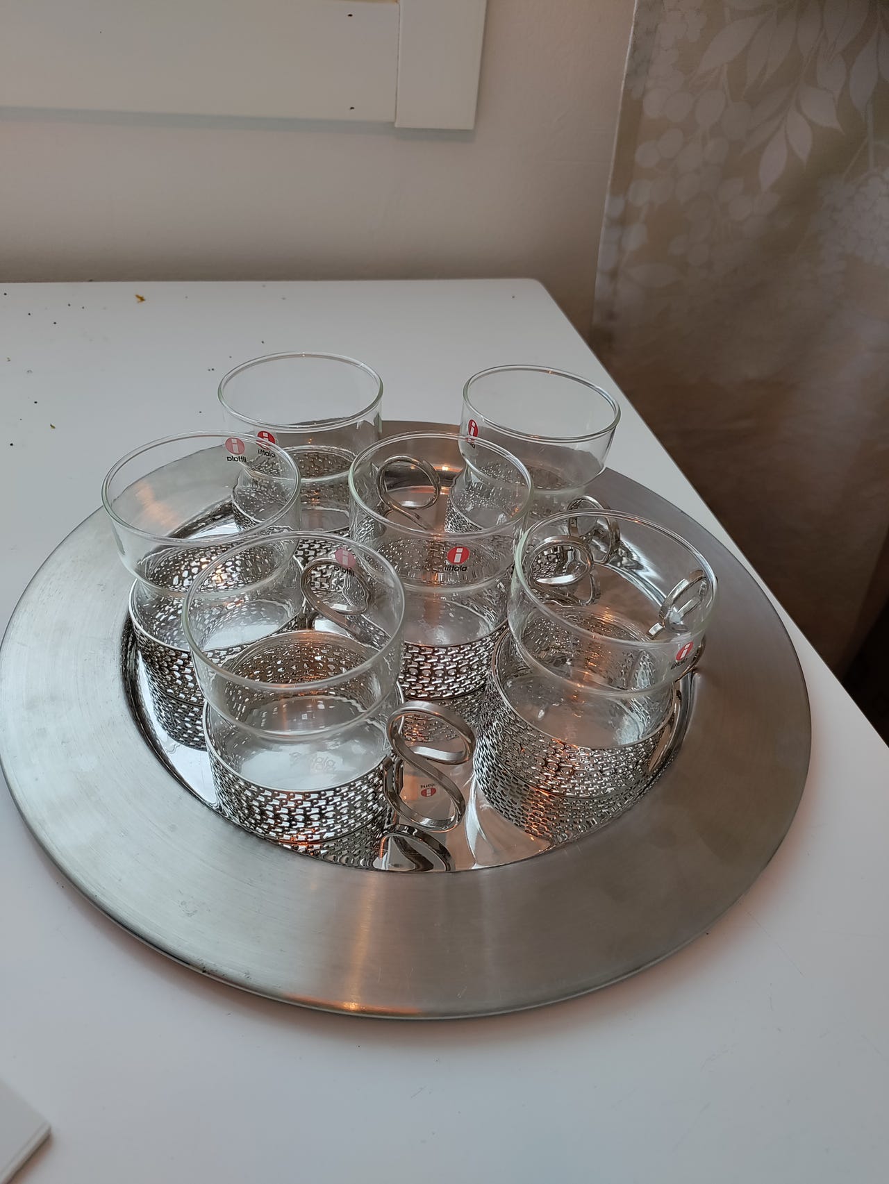 Iittala Tsaikka lasiset kahvikupit metallipidikkeillä ja Sarpanne
