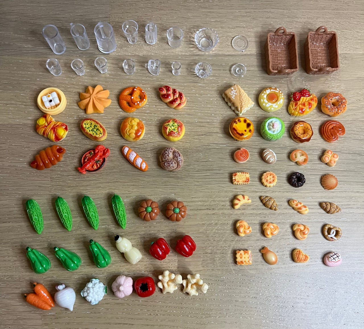 Leikkiruokia ja tarvikkeita nukkekotiin / leikkeihin