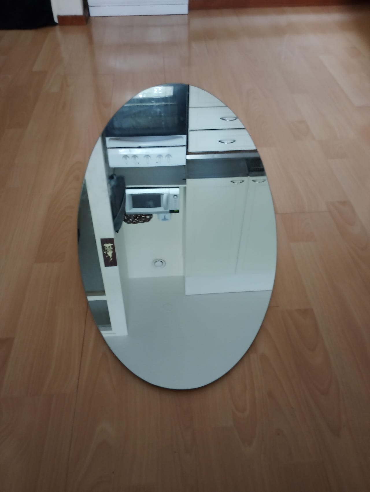 Soikea seinäpeili