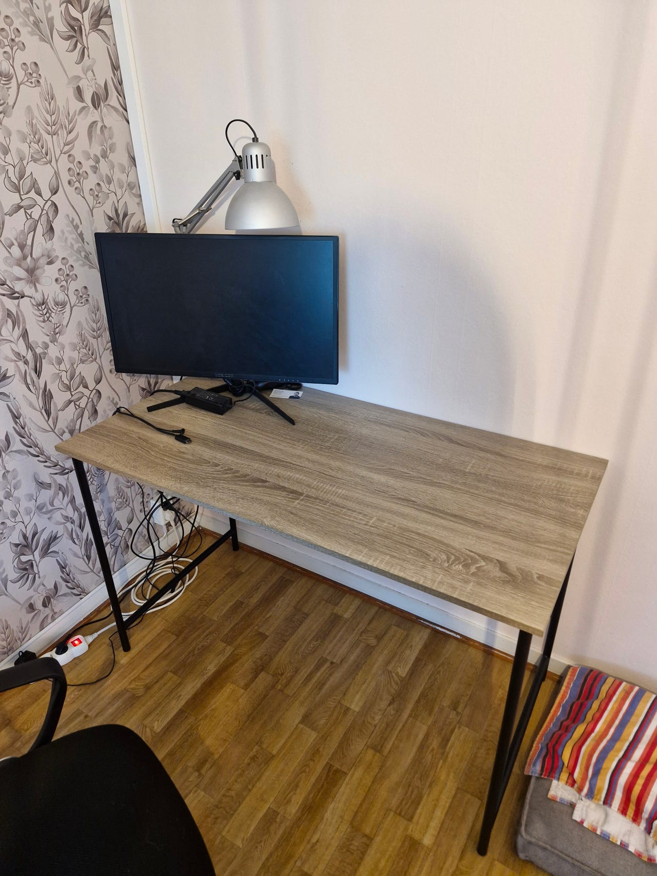 Työpöytä ja työtuoli