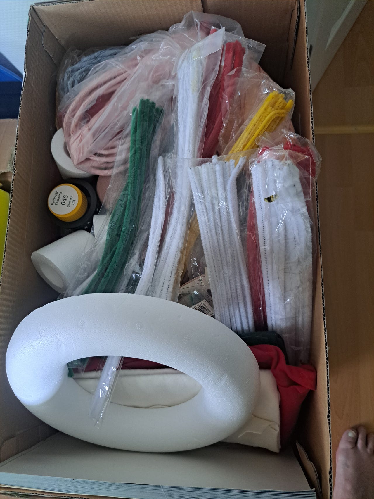 Laatikollinen askartelutarvikkeita