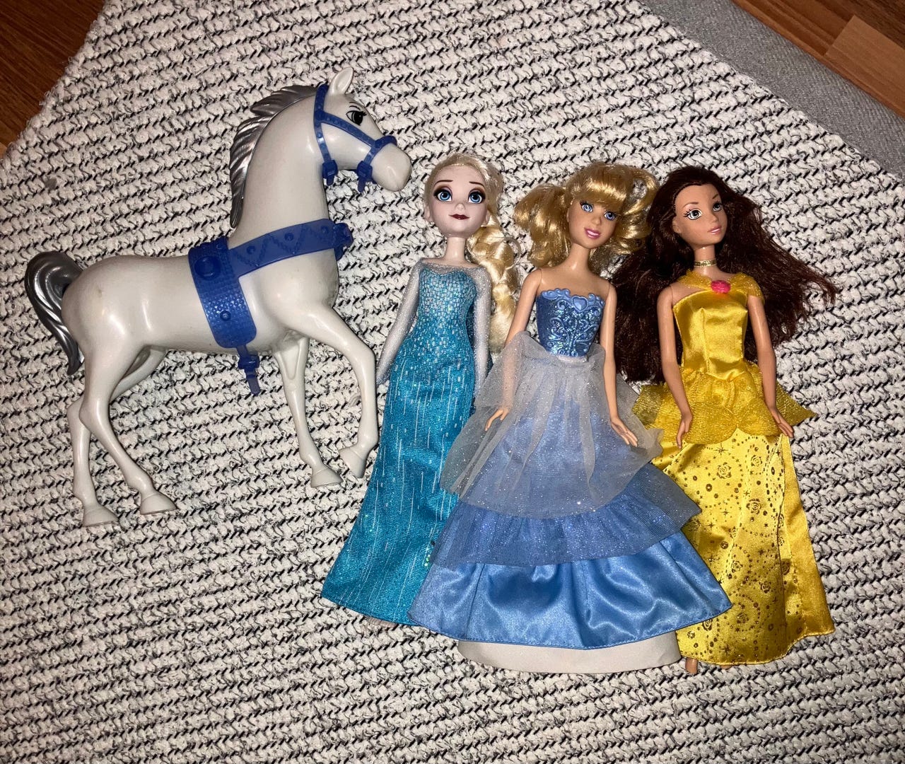 Disney Barbie-prinsessanuket ja hevonen