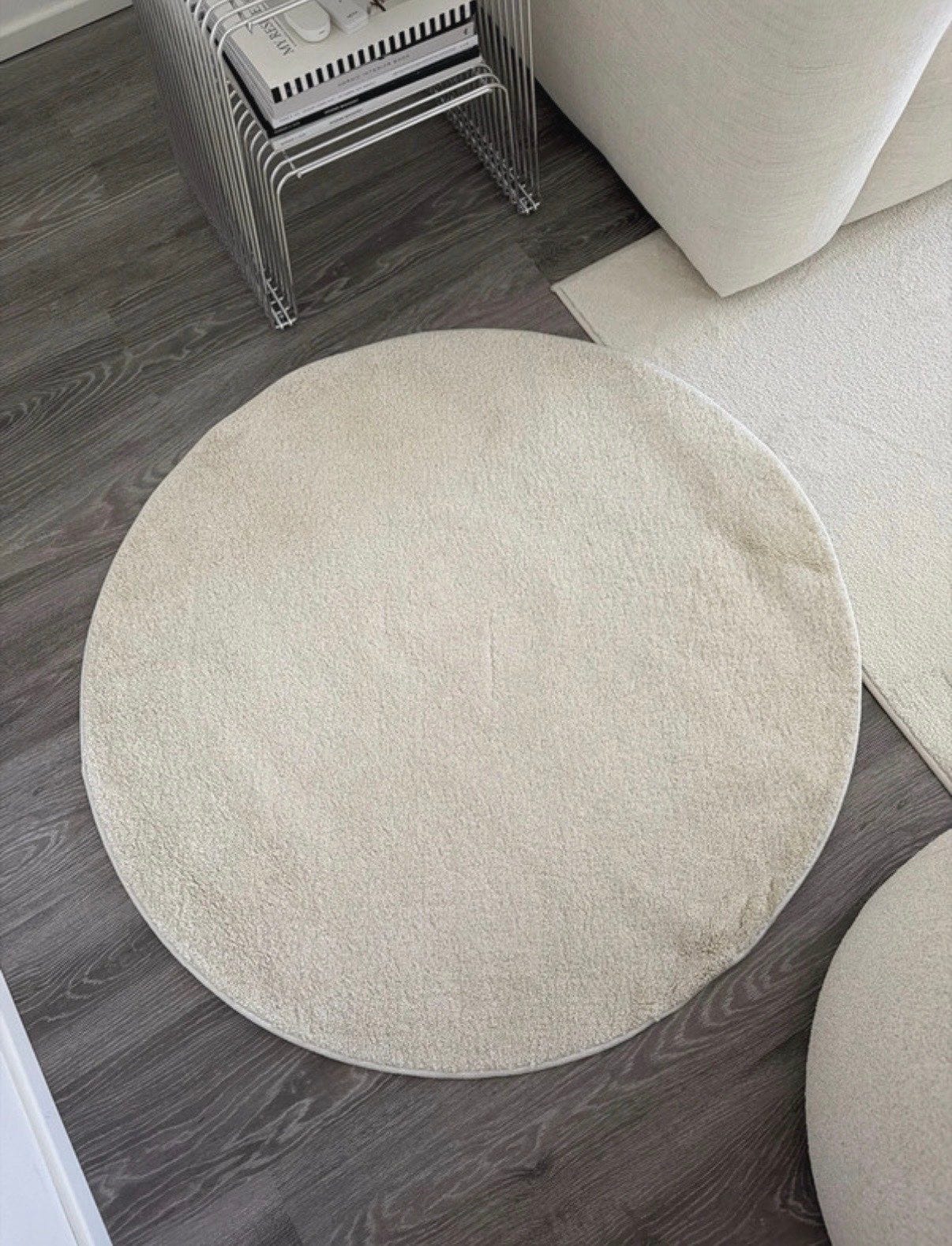 Pyöreä luonnonvalkoinen/beige matto