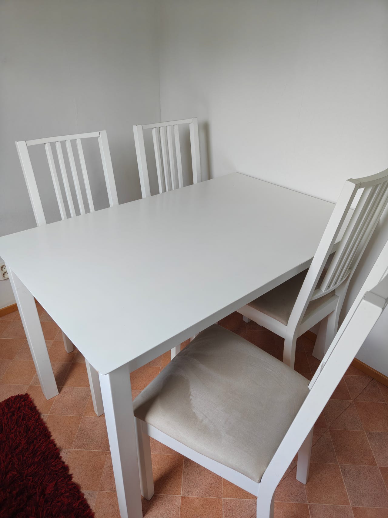 Ruokapöytä + 4 tuolia