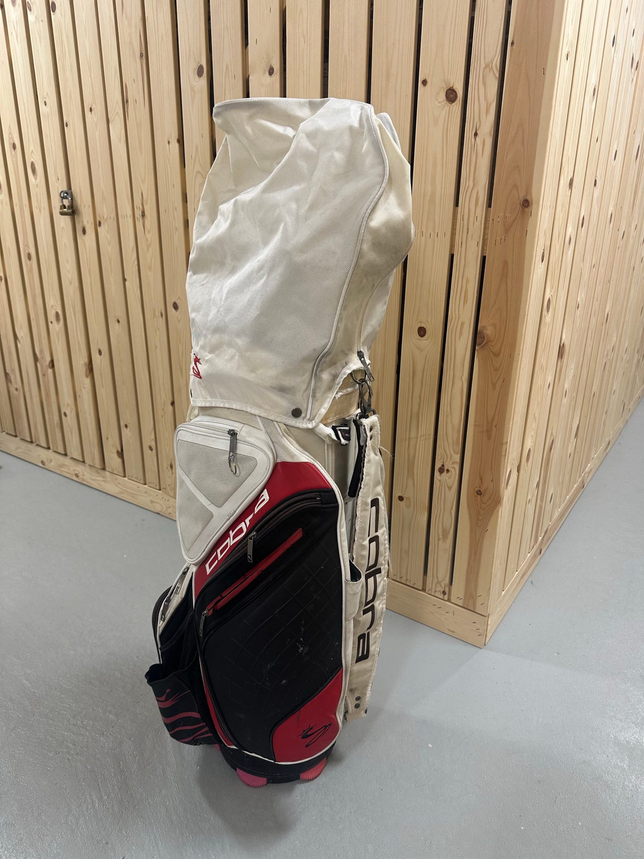 Cobra golfbägi valkoinen/punainen mustilla taskuilla